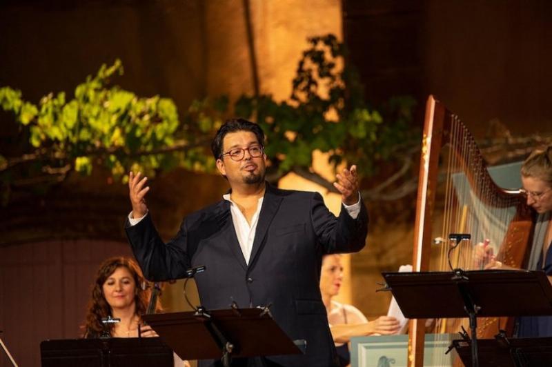 Un concert de musique classique française avec bougies, mettant en scène des œuvres de compositeurs célèbres sous une lumière tamisée